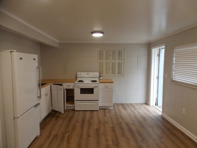 Building Photo - 204 Brookwood Pl