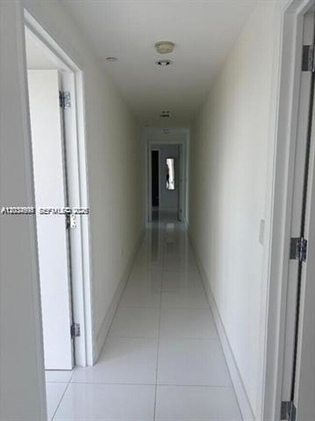 Foto del edificio - 17121 Collins Ave