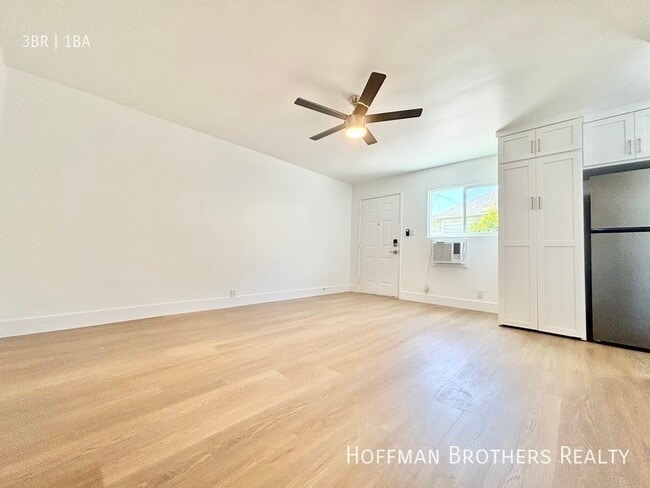 Building Photo - 327 S Ave 59