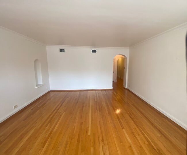 Building Photo - 8352 S Maryland Ave