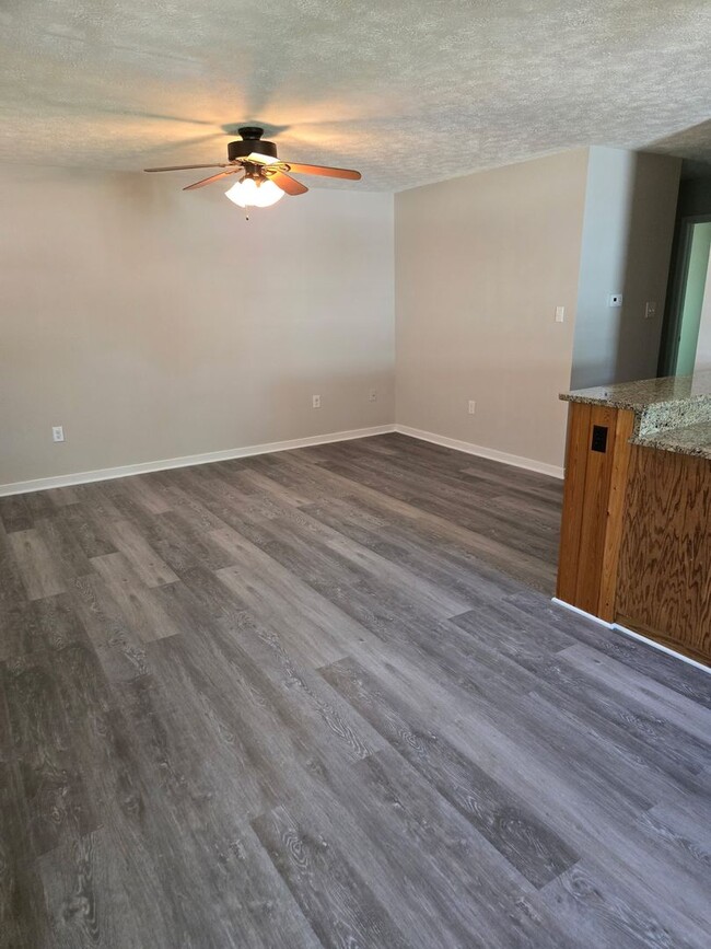 Building Photo - 2 bed 1 bath Duplex Blackstone-Convenient ...