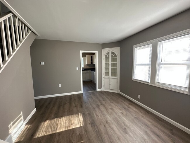 Building Photo - 3 Bedroom Single Family
