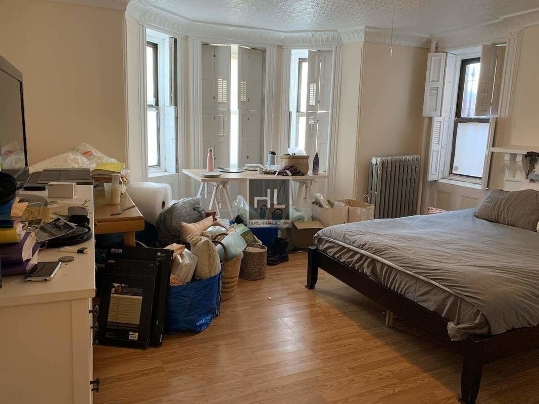 Primary Photo - Garden 2 bedroom with Parking Spot!