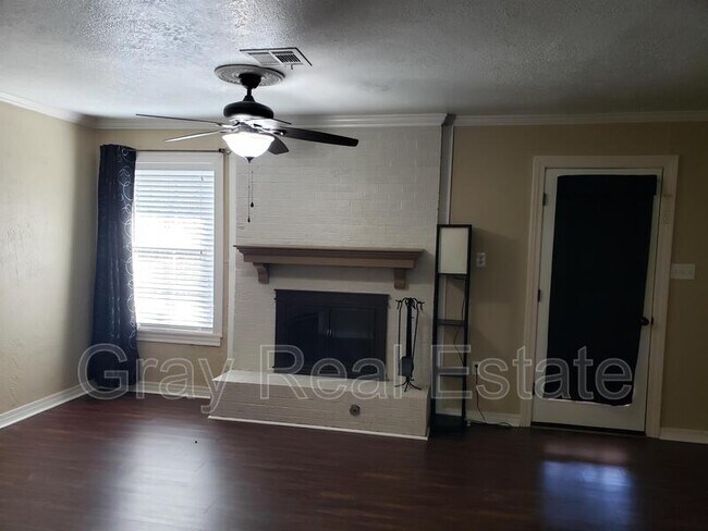 Building Photo - 2107 E Foster Dr