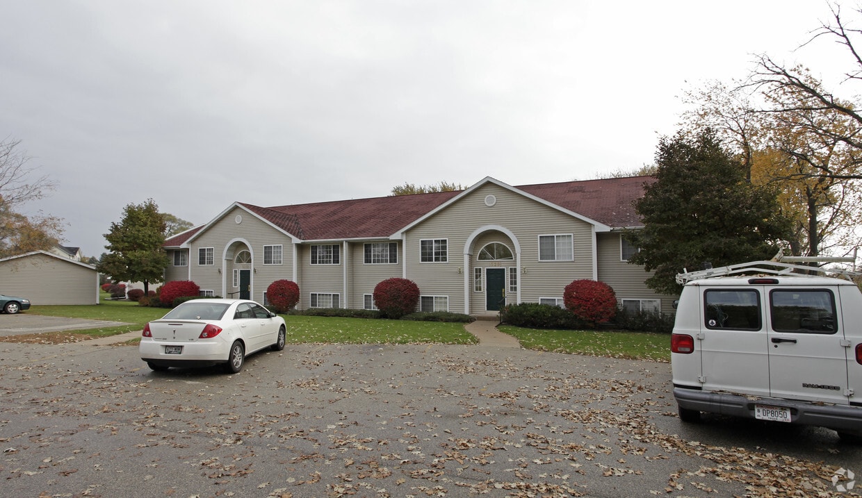 Primary Photo - Town & Country Apartments