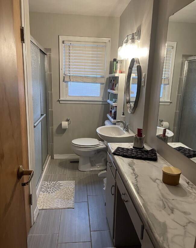 Building Photo - 924 Main St