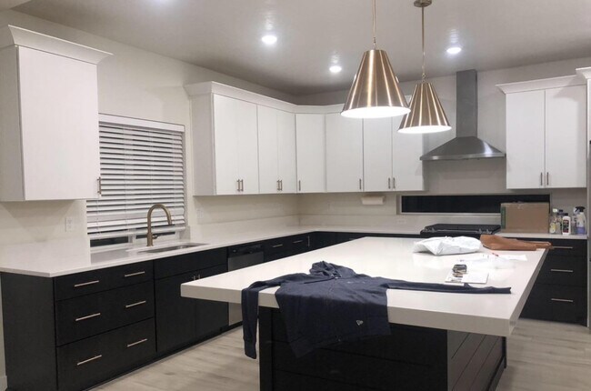 Foto del edificio - 112 E Hidden Creek Way