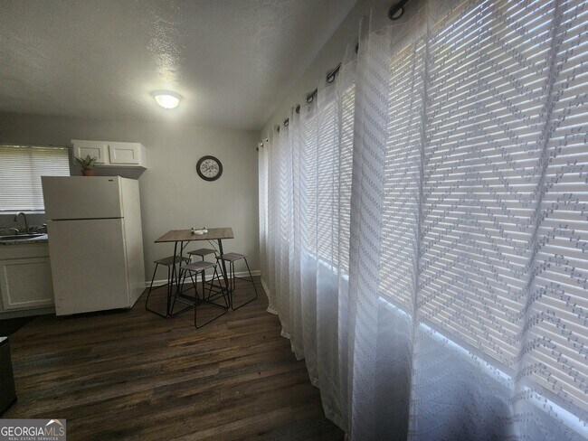 Building Photo - 917 Oakview Ave
