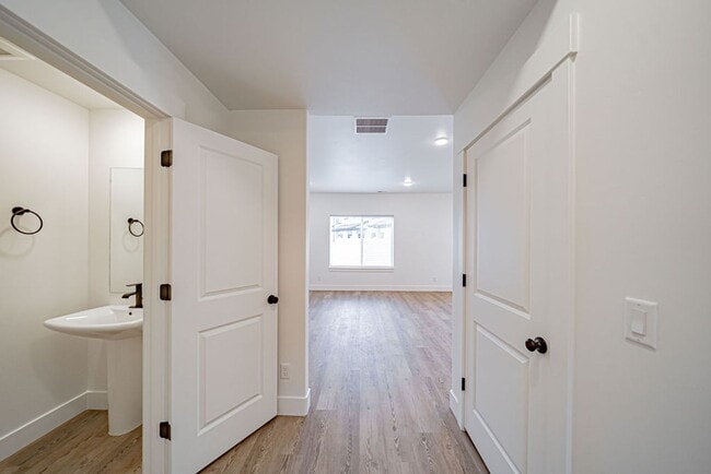 Building Photo - Charming New Townhome in Rigby
