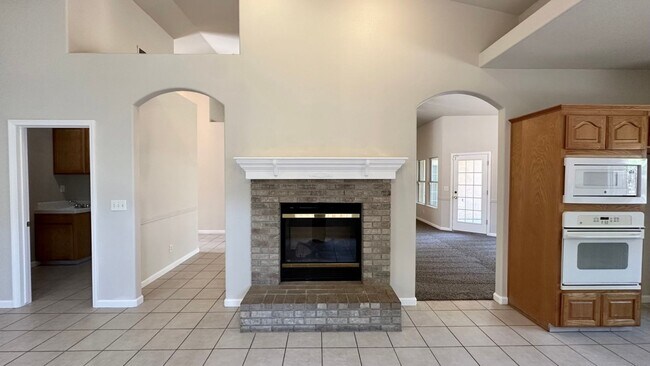 Foto del edificio - $2,395 Shepherd & Chestnut, 4 Bedroom Home...