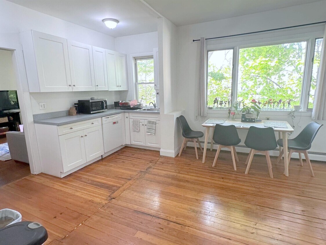 Primary Photo - 11 Craigie St