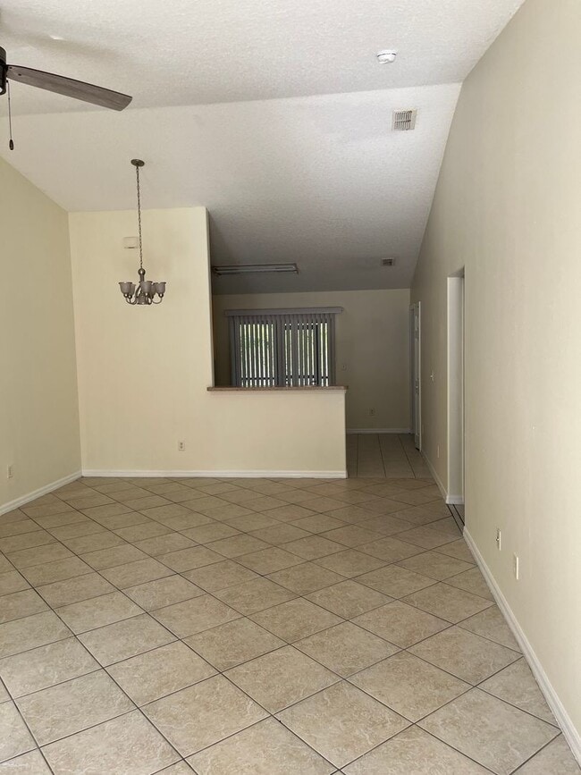 Building Photo - Cute 3 bedroom, 2 bathroom duplex