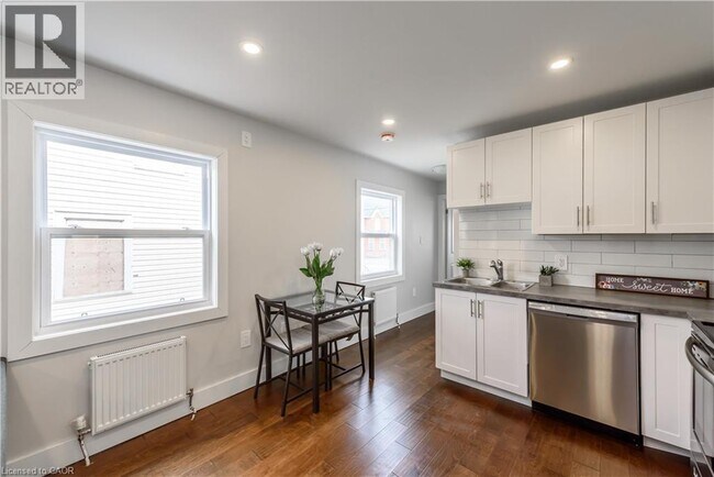 Building Photo - 35 Niagara St