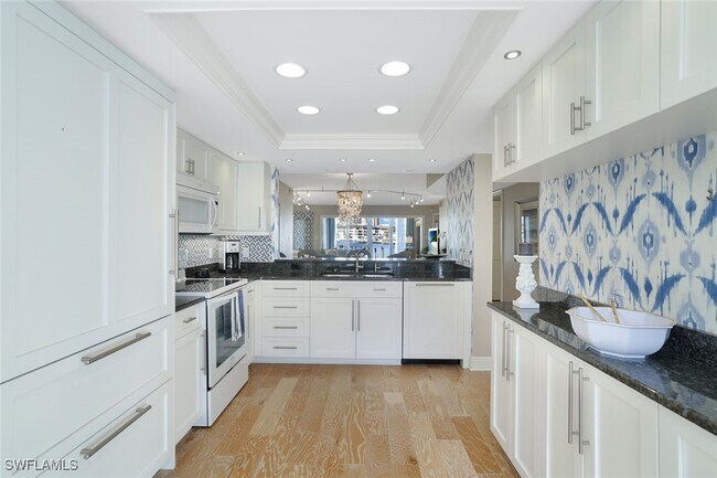 Foto del edificio - 355 Park Shore Dr