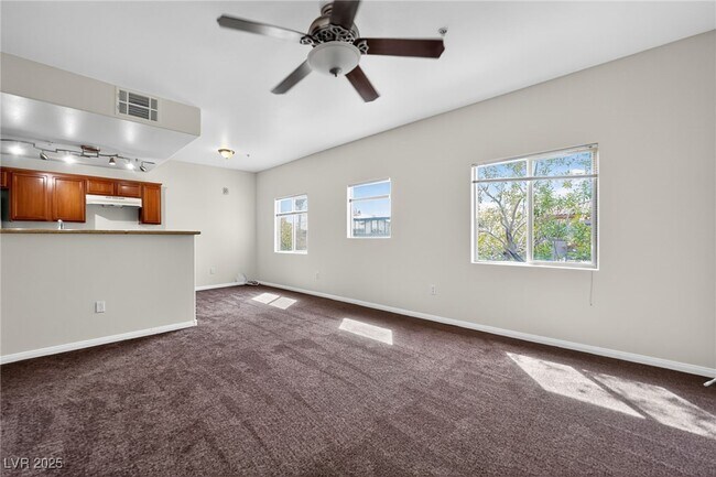 Foto del edificio - 7701 W Robindale Rd