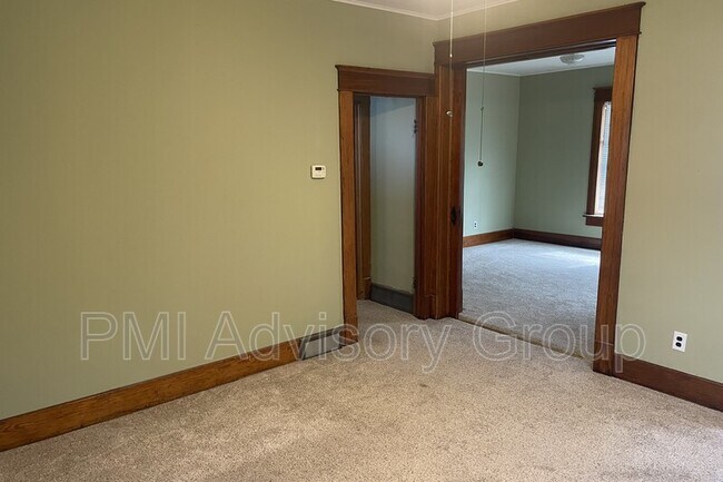 Building Photo - 2008 SE 6th St