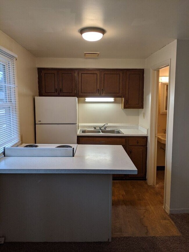 Building Photo - 1 Bedroom Apartment - *Pets Welcome