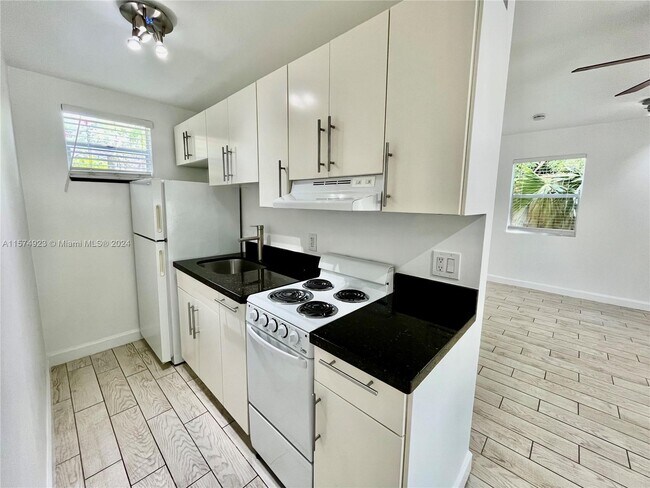 Building Photo - 525 NE 65th St