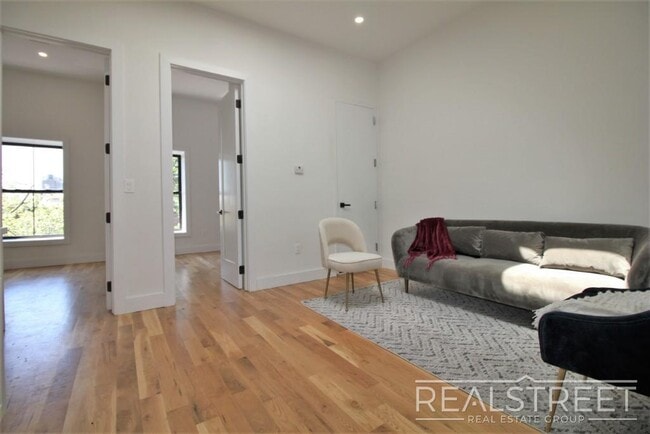 Foto del edificio - Brand NEW 4 Bed 1 Bath Floor-Thru Brownsto...