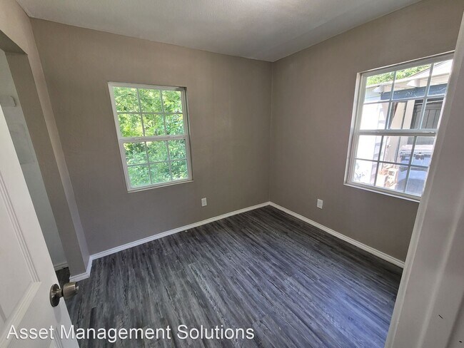 Foto del edificio - 4 br, 1 bath House - 3345 NE 12th Street