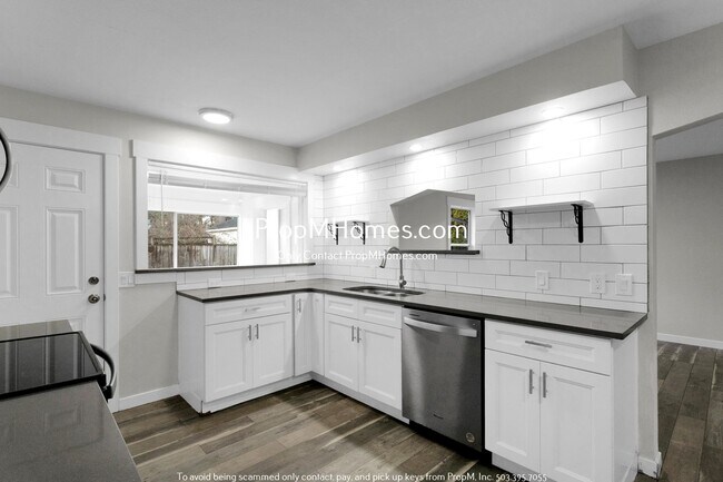 Foto del edificio - Updated Three Bedrom Home in Brentwood-Darlington!