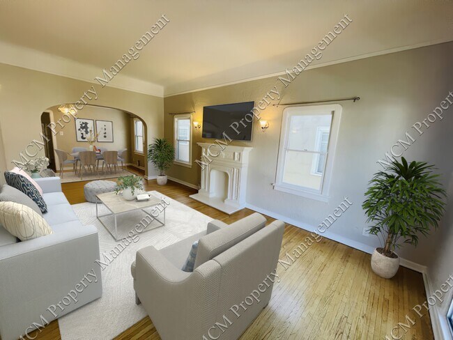 642.5 Living Room - 642 N Spaulding Ave
