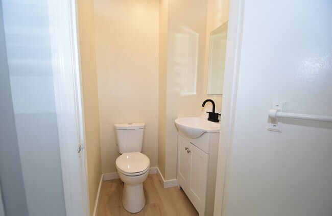 Half bath - 51 Mountain St