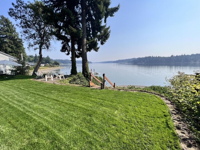 Building Photo - FULLY FURNISHED 2bed 1.5 bath HOME Waterfront