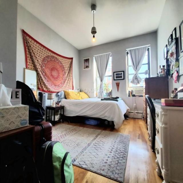 Foto del edificio - 3 bedroom in Brooklyn NY 11206