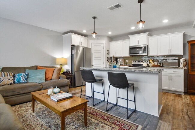 Building Photo - Pet Friendly Four Bedroom!
