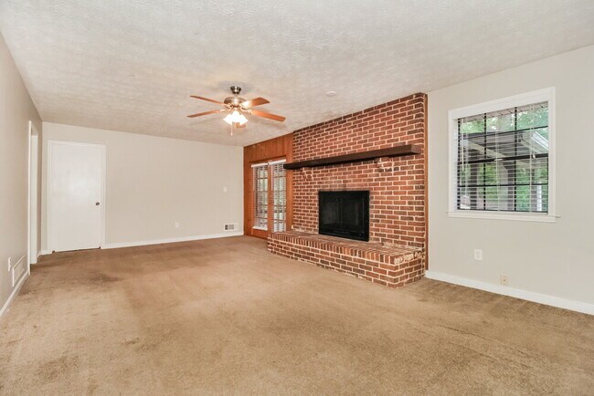 Building Photo - 6370 Woodlawn Ave