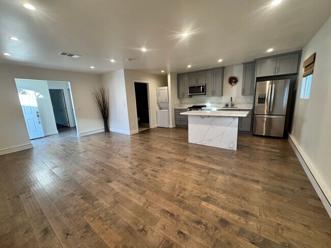 Foto del edificio - 7842 Woodlake Ave