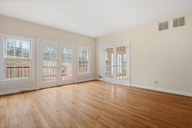 Foto del edificio - Very well maintained 5BR 4.5BA Colonial on 2.3 acres