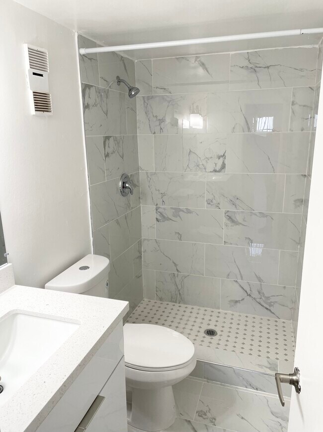 Guest Shower - Boardwalk at Inverrary