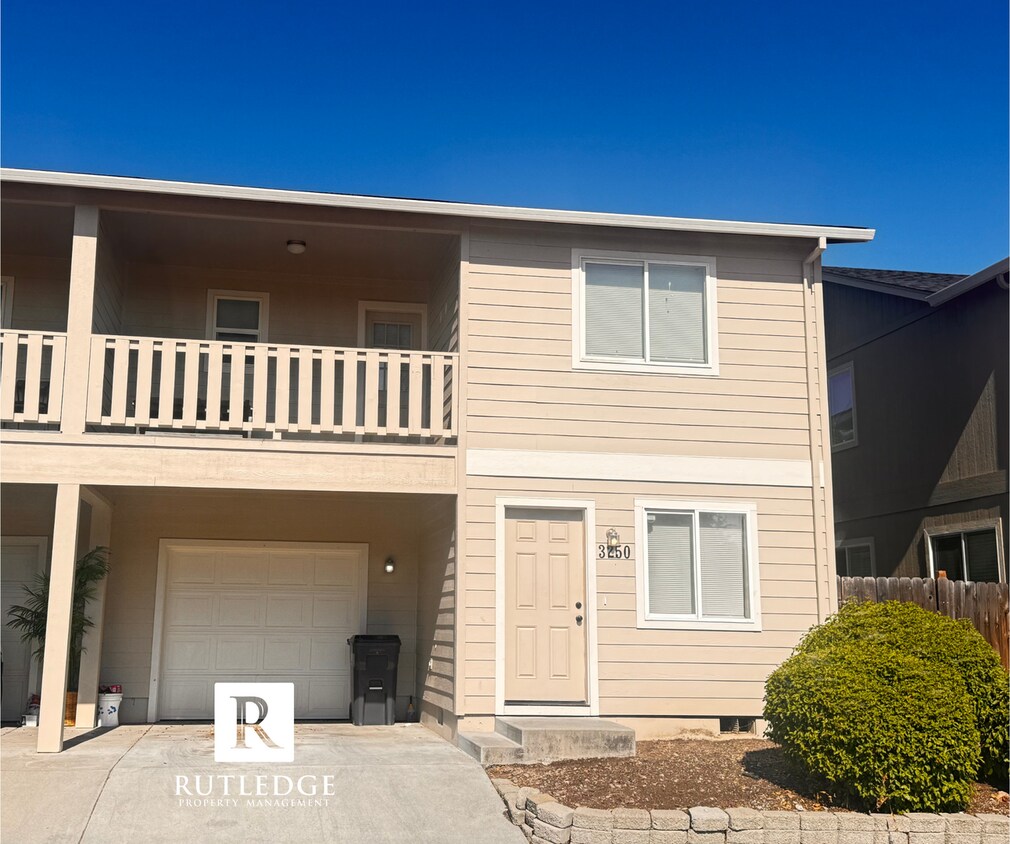 Primary Photo - 3 Bedroom 2 1/2 Bath Townhome in White Cit...