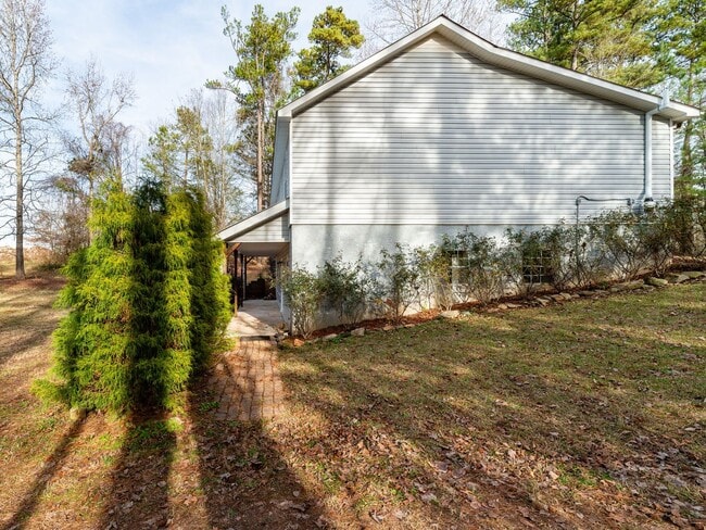 Building Photo - 1074 Little Vine Church Rd