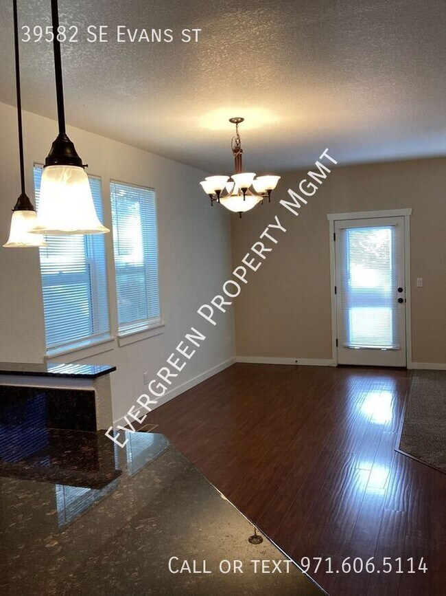 Foto del edificio - Spacious 3 BDRM 3.5 BA home with Extra Lar...