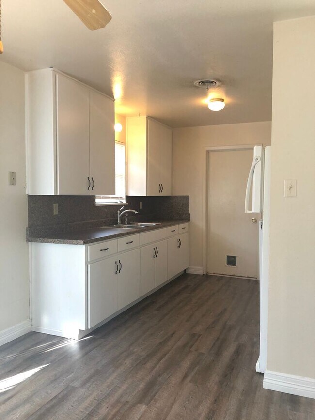 Foto del edificio - *Lease Pending* Comfortable three bedroom home!