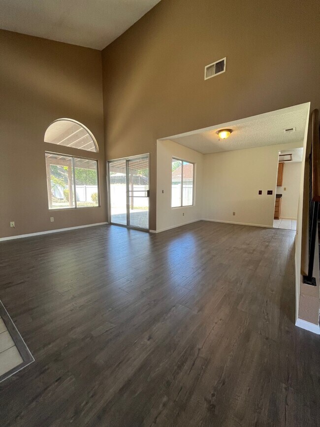 LR/DR w/ vaulted ceilings - 27055 Rainbow Creek Dr