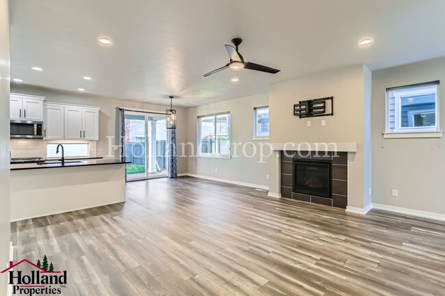 Foto del edificio - Modern Stylish 3-Bed Home in Prime Hillsbo...