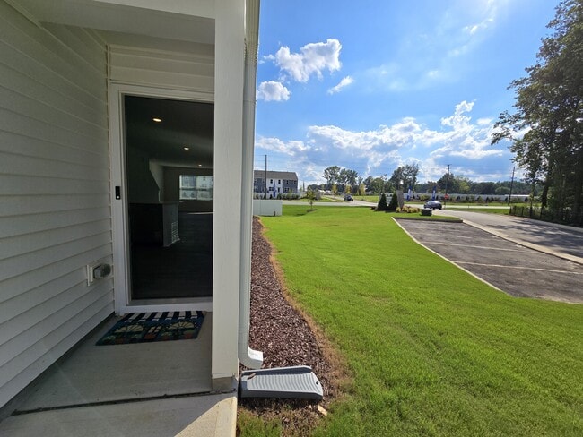 Foto del edificio - 114 Holmes Corner Dr
