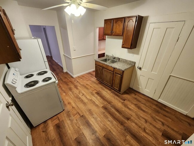 Building Photo - 143 Curtis St