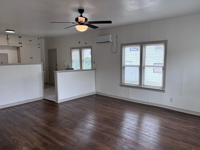Building Photo - Charming 1br 1ba duplex!