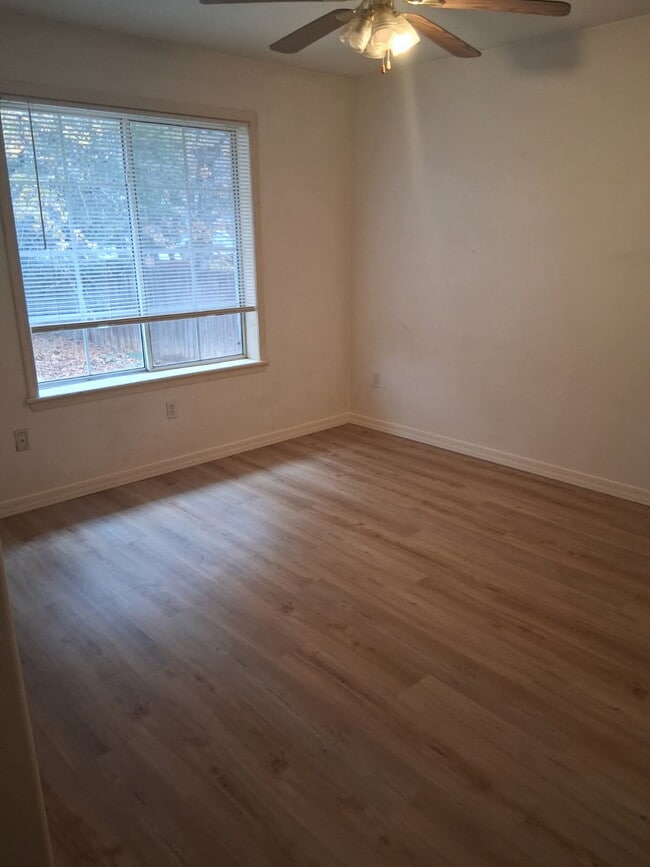 Building Photo - 1650 W Nikolaus