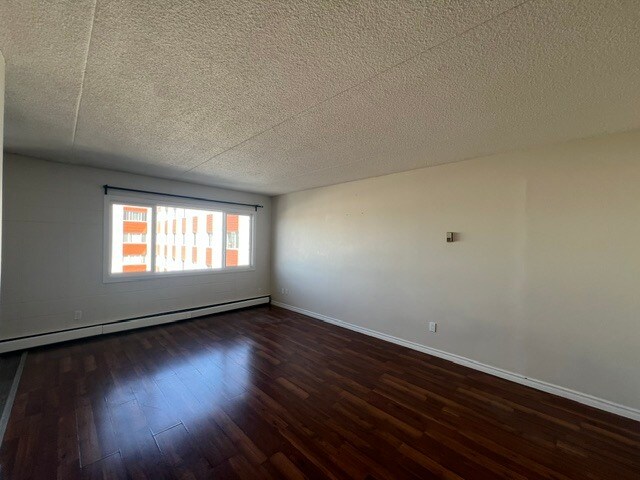 Photo du bâtiment - 16421 Stony Plain Rd