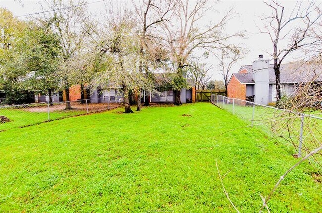 Building Photo - 601 W Ridge Dr