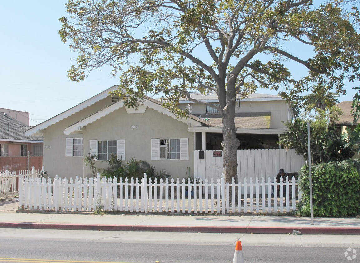 Building Photo - 1210 E 10th St