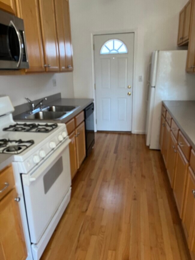 1131 E 61st St Unit 1, Chicago, IL 60637 Condo for Rent in Chicago