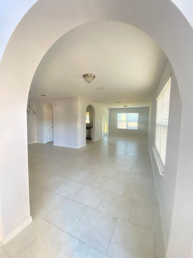 Building Photo - HUGE End Unit 3 bed, 2 1/2 bath + Attached...