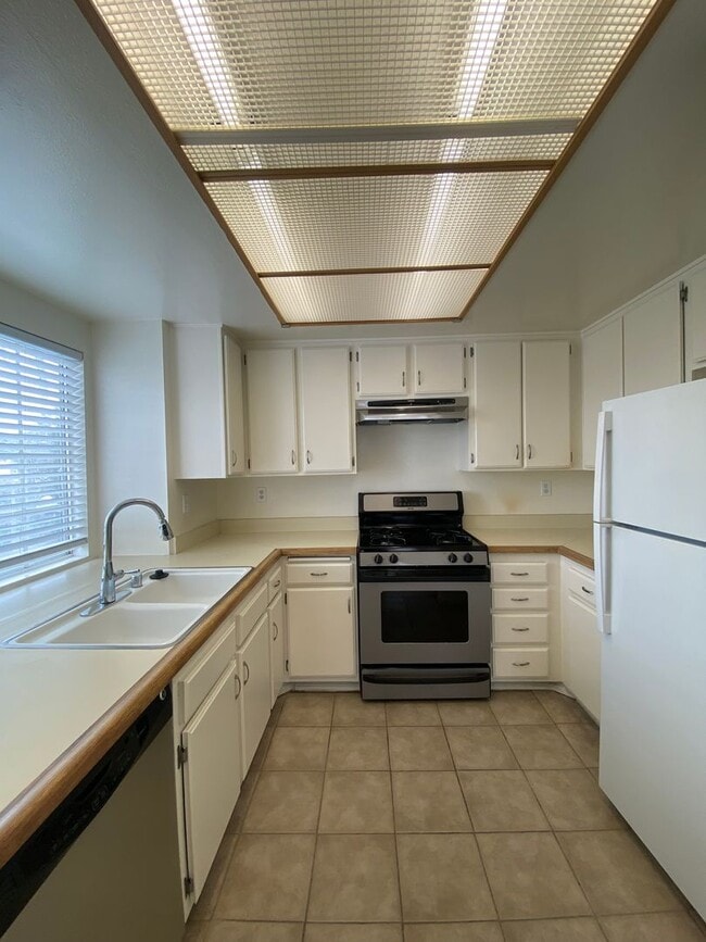 Building Photo - Alamitos Beach Spacious Condo